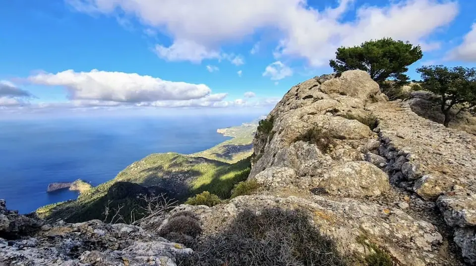 Vue panoramique depuis le Camí de s'Arxiduc dans la Serra de Tramuntana à Majorque, avec sentier rocheux et mer Méditerranée en arrière-plan