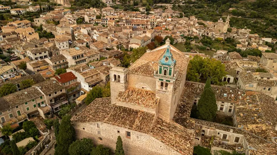Le célèbre clocher au toit de tuiles turquoise de la Chartreuse de Valldemossa, dominant le village.