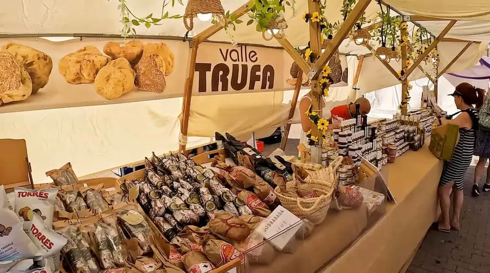 Étal de charcuterie artisanale et produits à la truffe au marché d'Alcúdia.