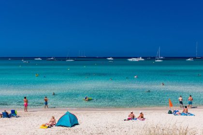 Vue paradisiaque de la plage d'Es Trenc à Majorque avec son eau turquoise cristalline peu profonde, son sable blanc et ses dunes sauvages sans hôtels
