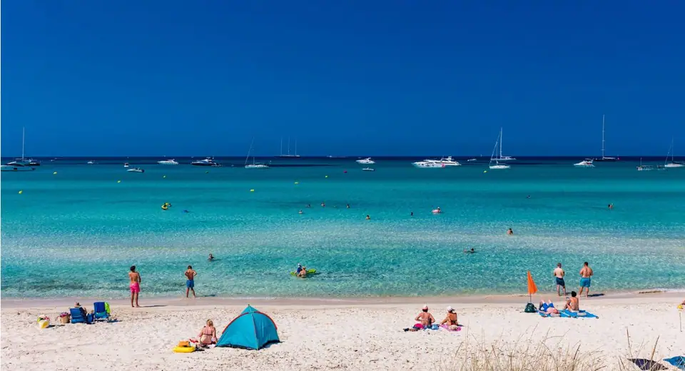 Eau turquoise et sable blanc de la plage d'Es Trenc