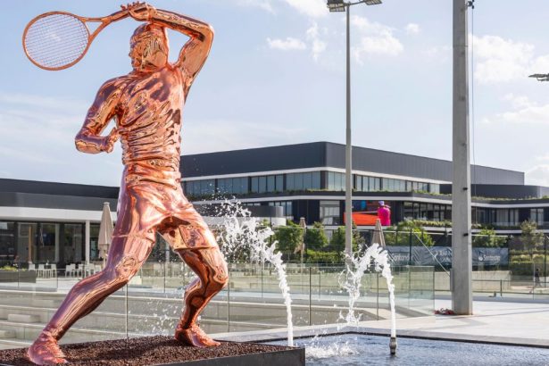 Statue monumentale en métal de Rafael Nadal en train de jouer au tennis, située sur le parvis du Rafa Nadal Museum et de l'académie à Manacor.
