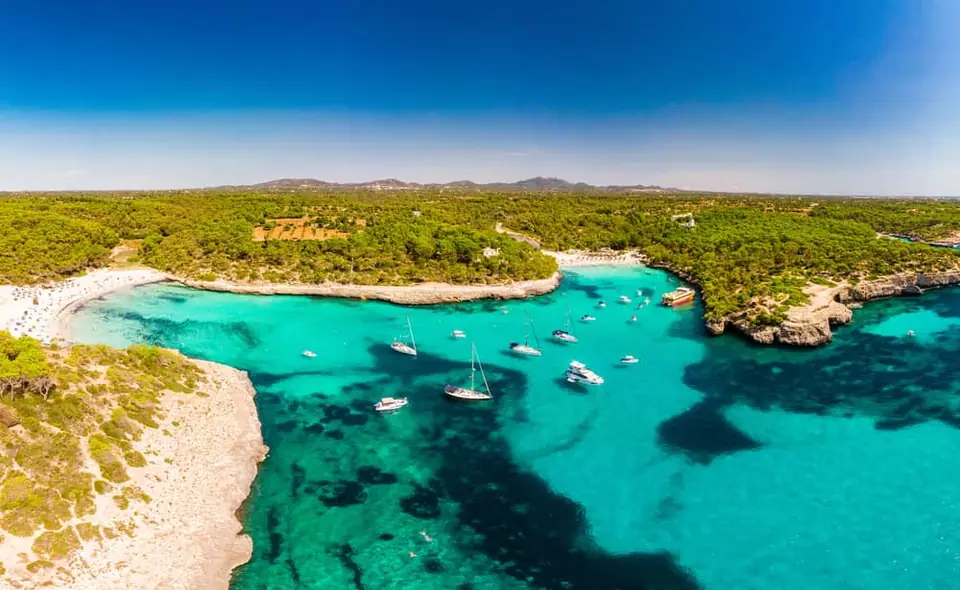 Vue aérienne de Cala Mondragó avec eau turquoise et bateaux au mouillage à Majorque