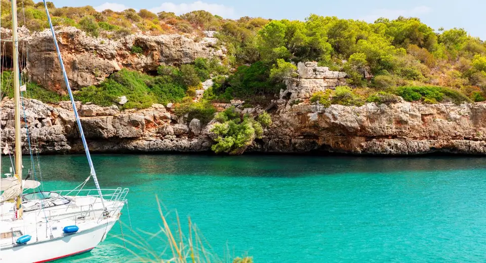 Voilier dans la crique de Cala Sa Nau