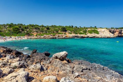 Plage de Cala Varques avec eau turquoise et falaises sauvages sur la côte est de Majorque