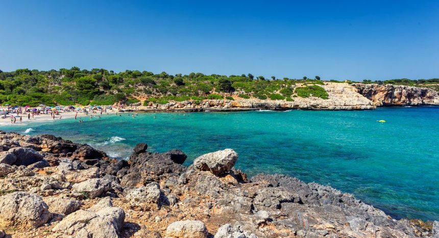 Plage de Cala Varques avec eau turquoise et falaises sauvages sur la côte est de Majorque