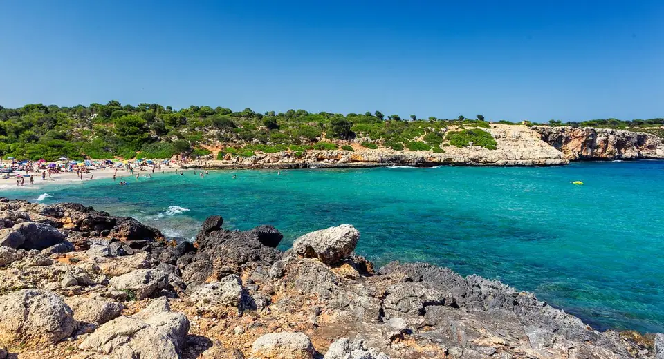 Eau turquoise et falaises de Cala Varques