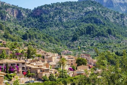 Vue du village de Fornalutx avec maisons en pierre et montagnes verdoyantes à Majorque