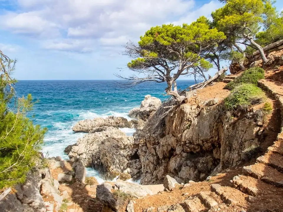 Sentier GR221 sur l'étape Deià-Sóller avec vue sur la mer à Majorque
