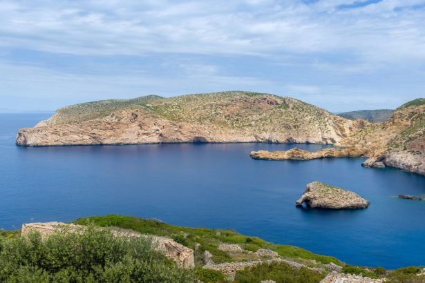 Vue panoramique de l’île de Cabrera et de ses eaux turquoise dans le parc national au large de Majorque