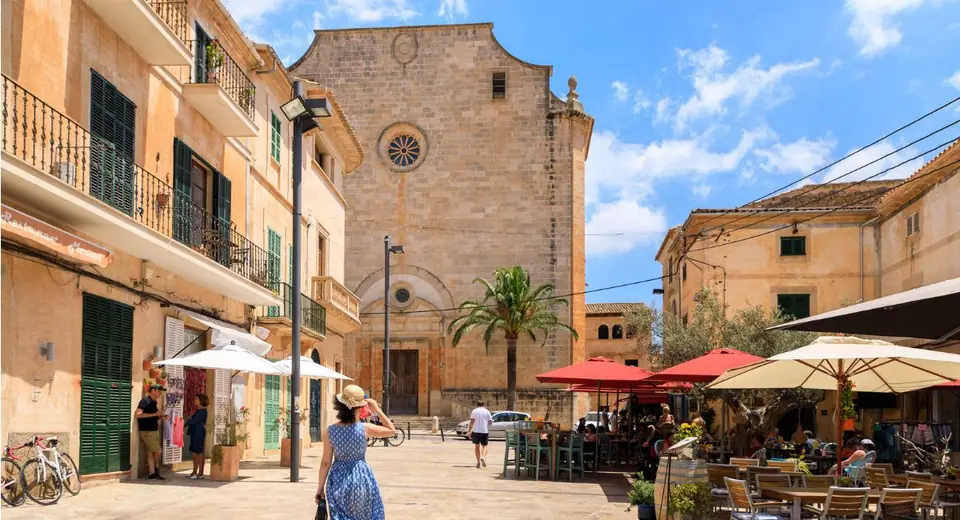 Place de Santanyí et son église