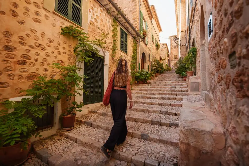 Ruelle en escaliers dans le village de Fornalutx au cœur de la Serra de Tramuntana