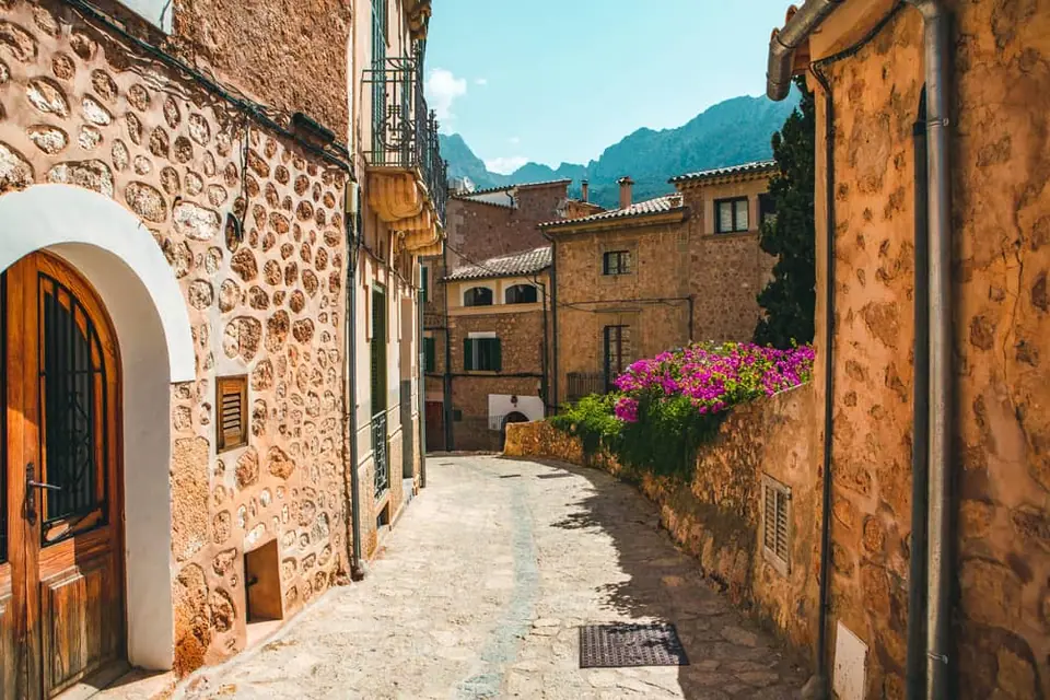 Ruelle fleurie avec maisons en pierre dans le village de Fornalutx à Majorque