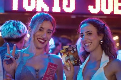 Deux femmes souriantes profitant d’une soirée animée dans la vie nocturne à Majorque