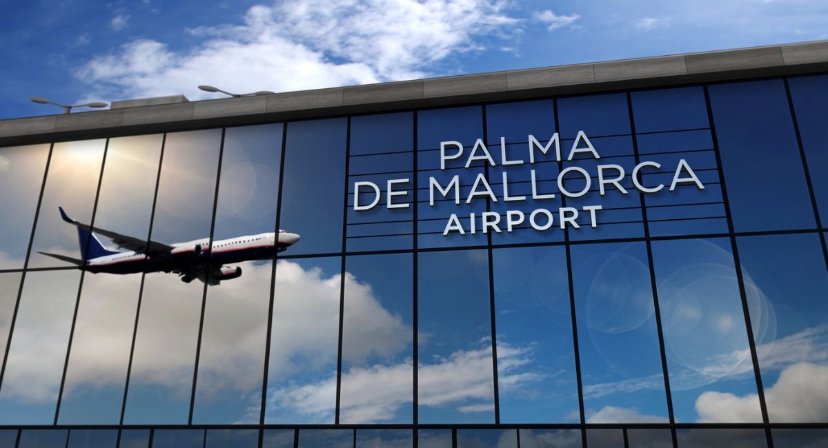 Aéroport de Palma de Majorque avec avion en phase de décollage aux Baléares