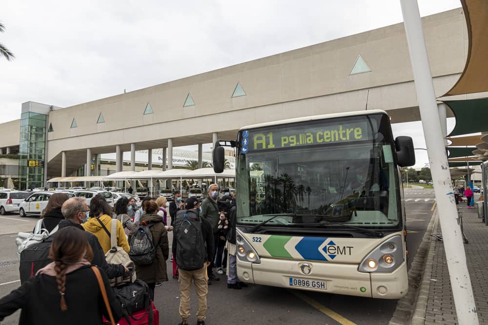 Bus A1 devant l’aéroport de Palma de Majorque avec voyageurs en attente à l’arrêt