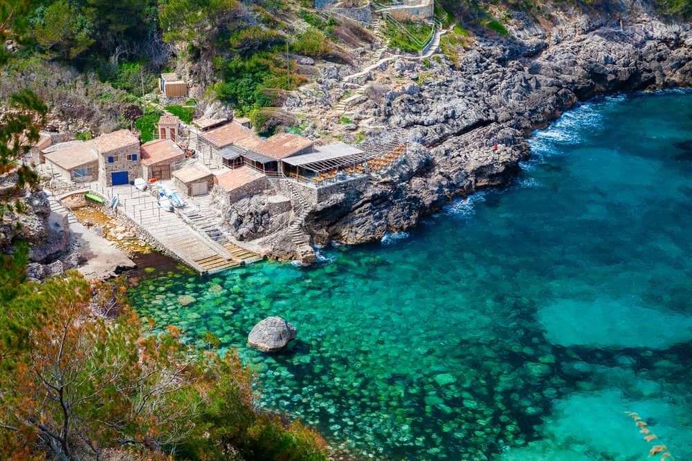 Cala Deià à Majorque avec son eau turquoise et le restaurant en bord de mer