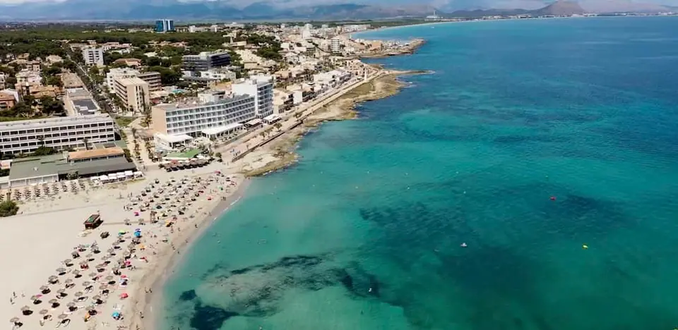 vue aérienne de Can Picafort à Majorque avec plage et mer turquoise dans la baie d’Alcúdia