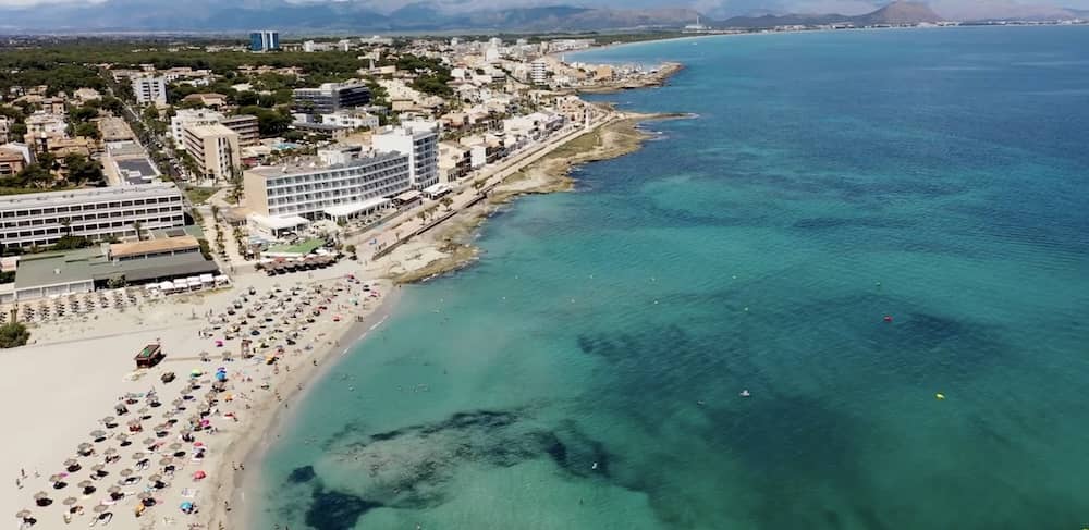 vue aérienne de Can Picafort à Majorque avec plage et mer turquoise dans la baie d’Alcúdia