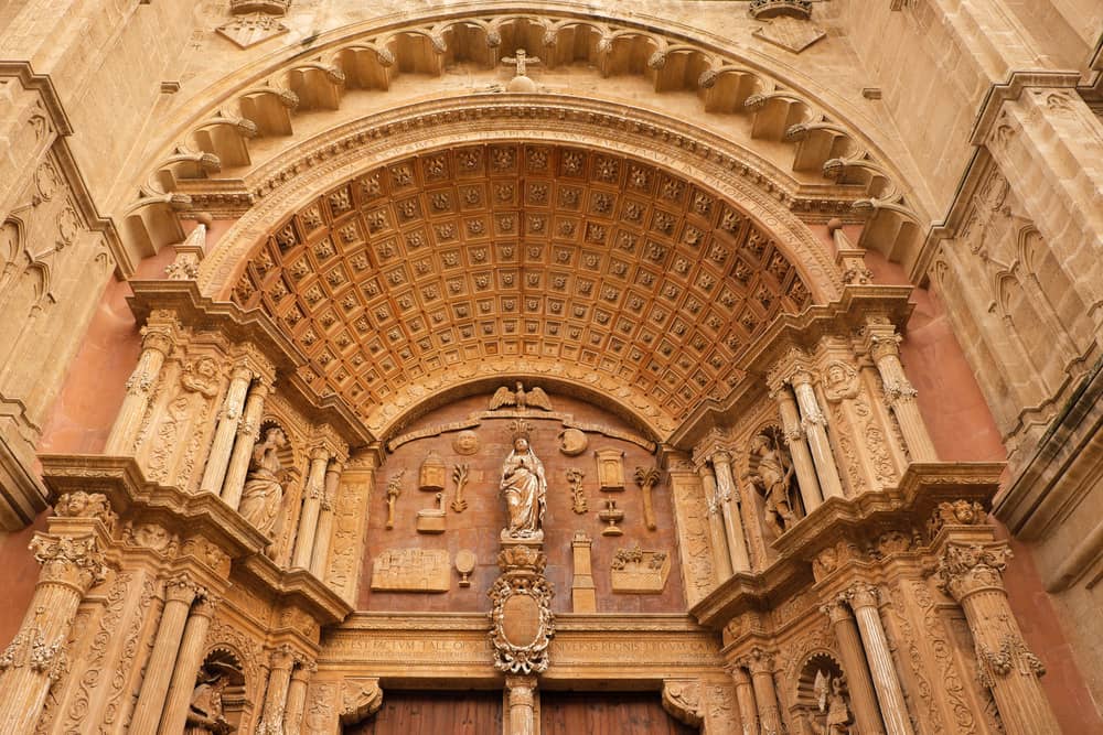 Détails du portail gothique de la cathédrale de Palma de Majorque avec sculptures et voûte ornée
