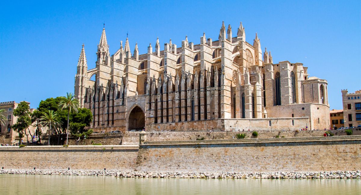 Vue extérieure de la cathédrale La Seu à Palma de Majorque depuis les remparts et le plan d’eau
