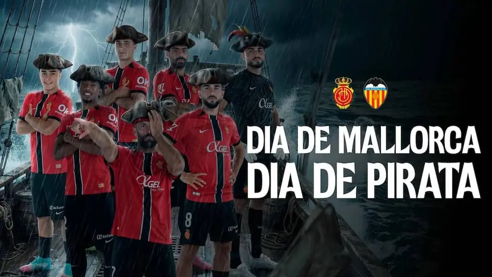 Joueurs du RCD Mallorca déguisés en pirates pour le Dia de Pirata à Majorque
