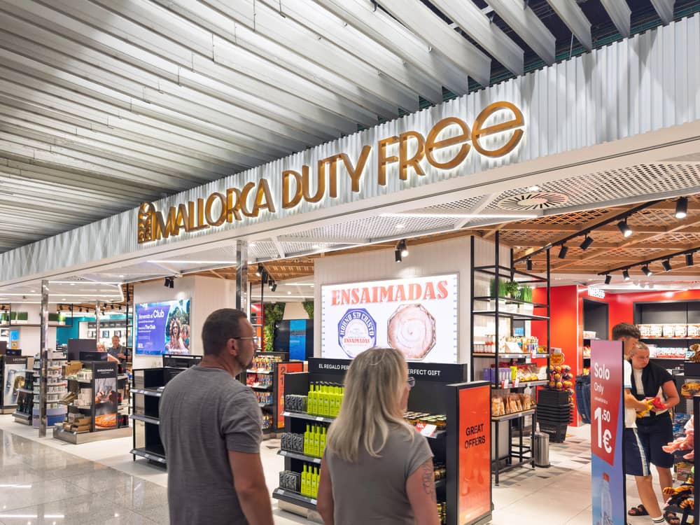 Entrée du duty free de l’aéroport de Palma de Majorque avec voyageurs et produits locaux