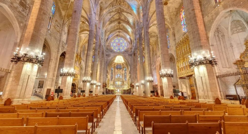 Intérieur de la cathédrale de Palma de Majorque avec nef gothique, rosace et vitraux colorés