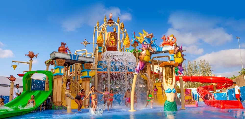 Aire de jeux aquatique Katlantis Splash Park à Majorque avec toboggans et enfants