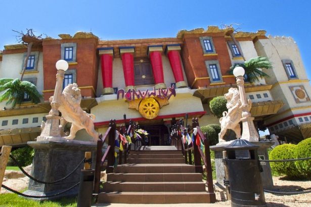 Maison inversée Katmandu House à Majorque avec façade atypique et entrée du parc