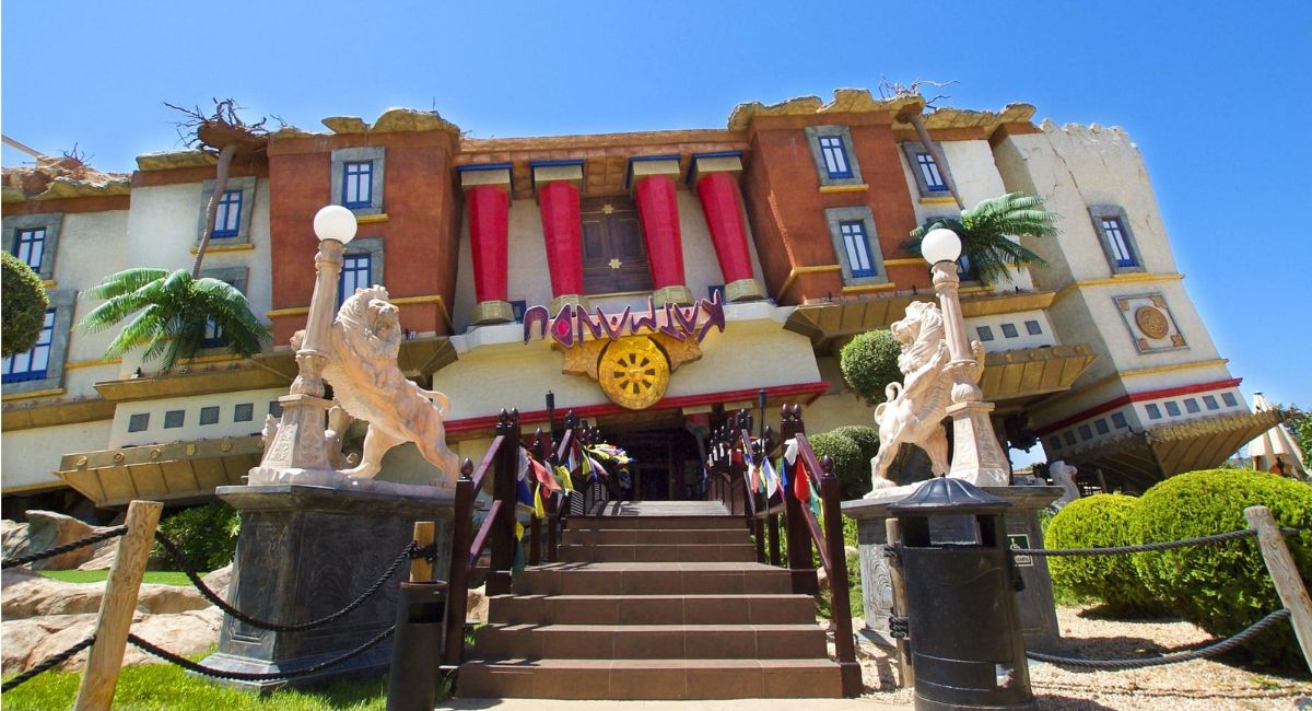 Maison inversée Katmandu House à Majorque avec façade atypique et entrée du parc
