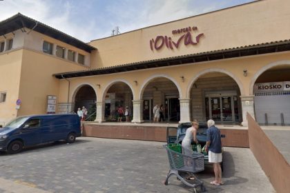 Marché Mercat de l’Olivar à Palma de Majorque avec son entrée à arches et des visiteurs