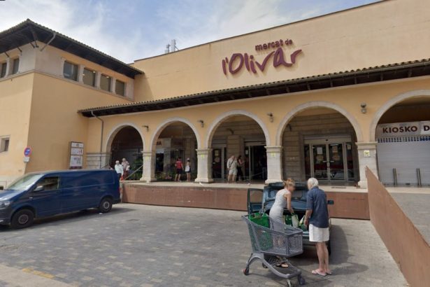 Marché Mercat de l’Olivar à Palma de Majorque avec son entrée à arches et des visiteurs