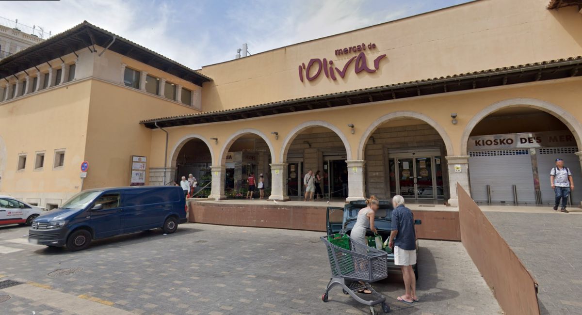 Marché Mercat de l’Olivar à Palma de Majorque avec son entrée à arches et des visiteurs