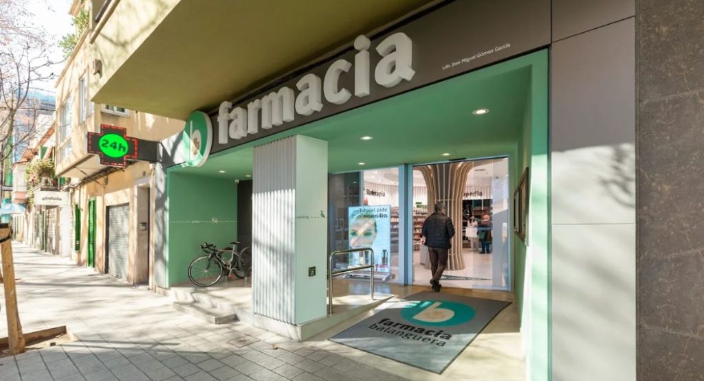 Façade moderne d’une pharmacie à Majorque avec enseigne 24h et entrée accessible