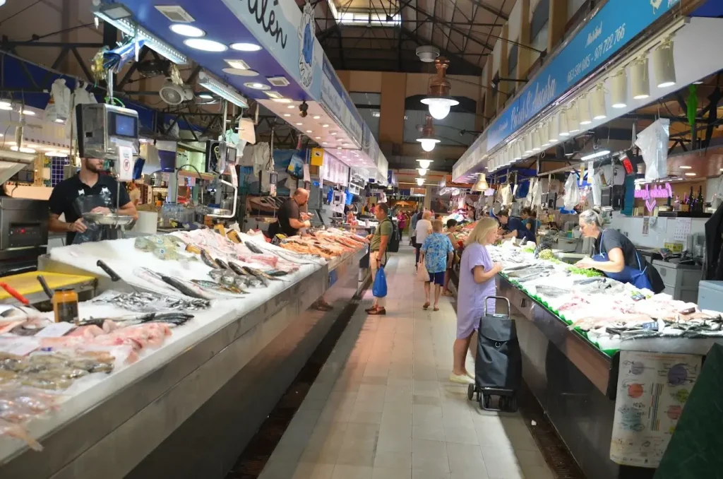 Poissonnerie du Mercat de l’Olivar à Palma de Majorque avec étals de poissons frais et clients