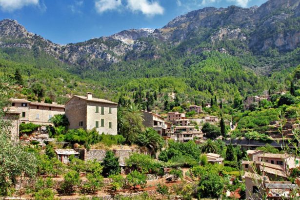 Vue sur Deià et la Serra de Tramuntana à Majorque