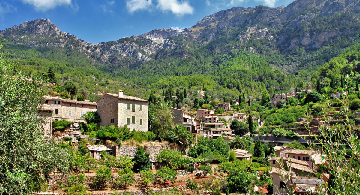 Vue sur Deià et la Serra de Tramuntana à Majorque