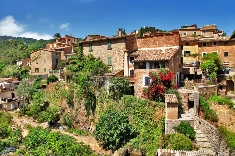 Village de Deià à Majorque avec ses maisons en pierre et végétation méditerranéenne