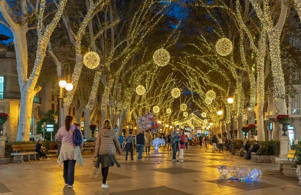 Illuminations de Noël sur le Passeig del Born à Palma de Majorque en soirée