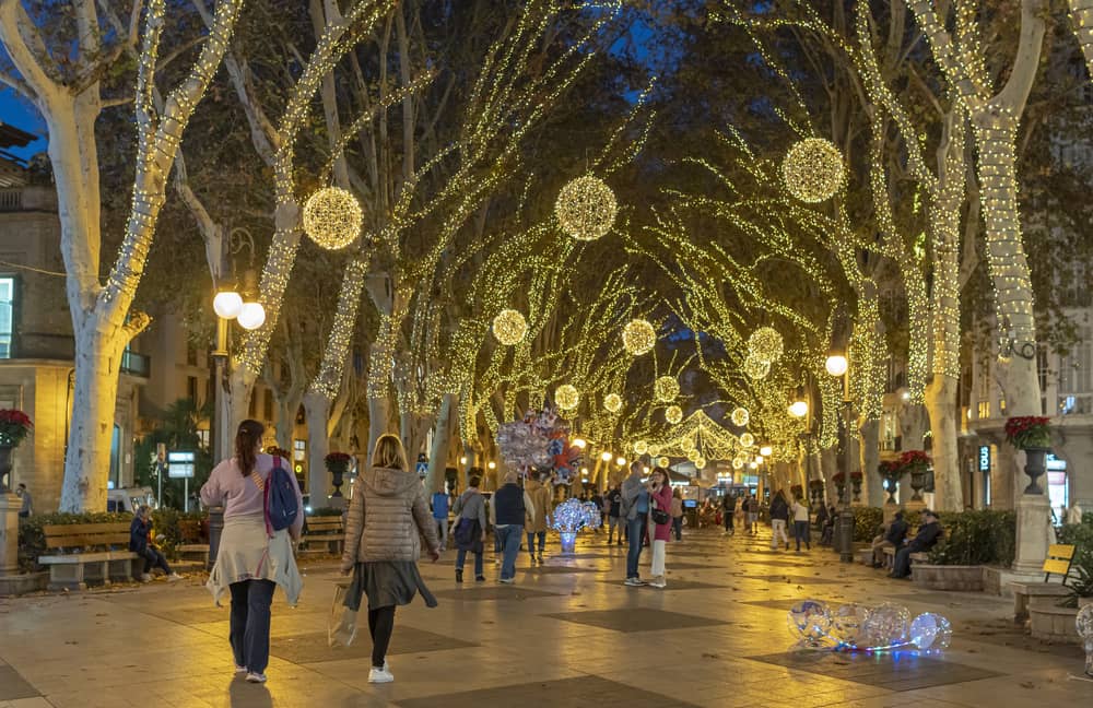 Illuminations de Noël sur le Passeig del Born à Palma de Majorque en soirée