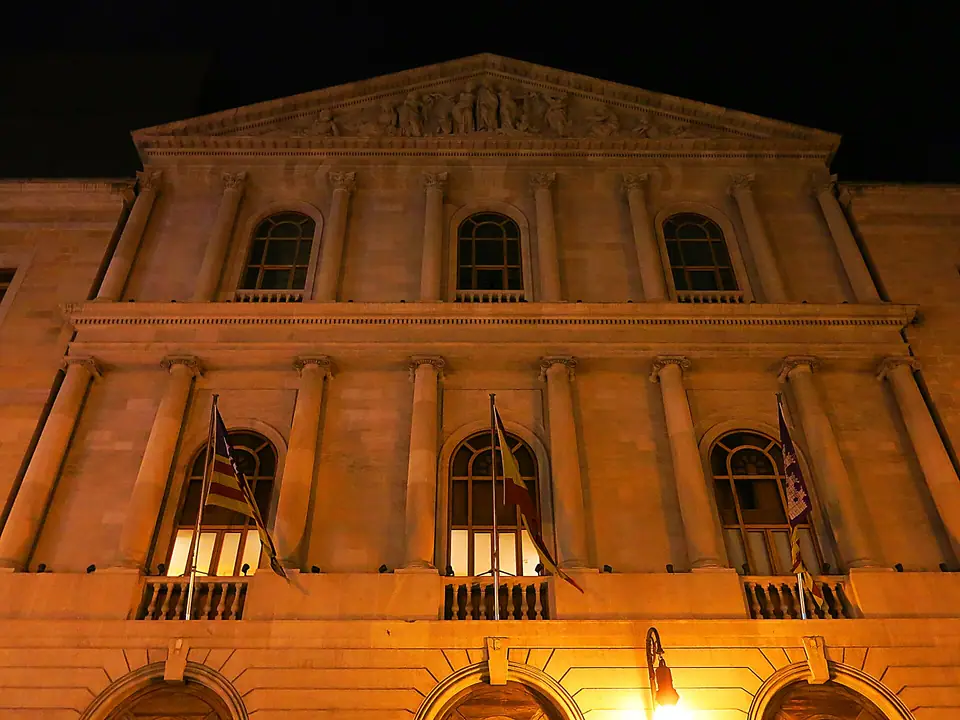 Photo : Enric, CC BY-SA 4.0, via Wikimedia Commons Façade illuminée du Teatre Principal de Palma, où se tient la clôture du festival