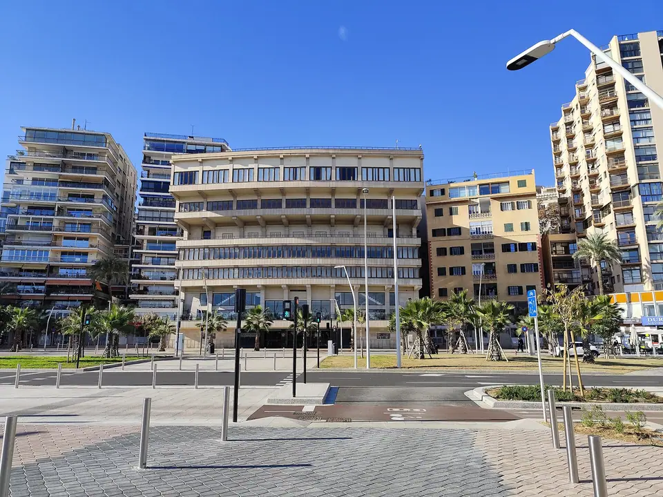Photo : Chixoy, CC BY-SA 4.0, via Wikimedia Commons Façade de l'Auditòrium de Palma sur le Passeig Marítim