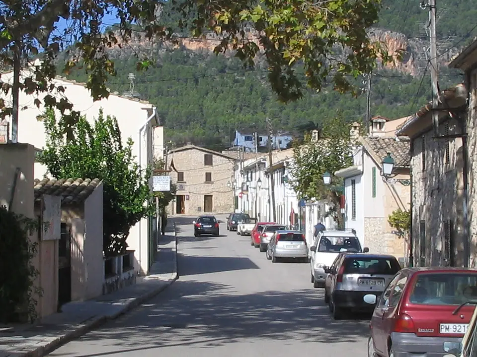 Photo : Rafael Ortega Díaz, CC BY-SA 3.0, via Wikimedia Commons Rue principale d'es Capdellà, village de Calvià au pied de la montagne