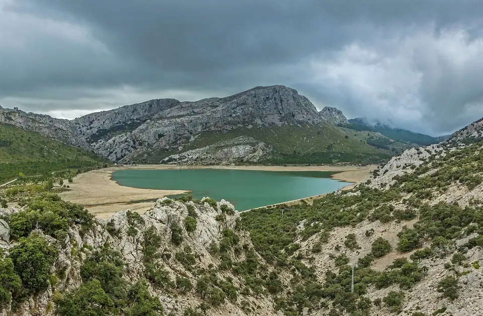 Photo : H. Zell, CC BY-SA 3.0, via Wikimedia Commons Le lac de Cúber entouré des sommets de la Serra de Tramuntana