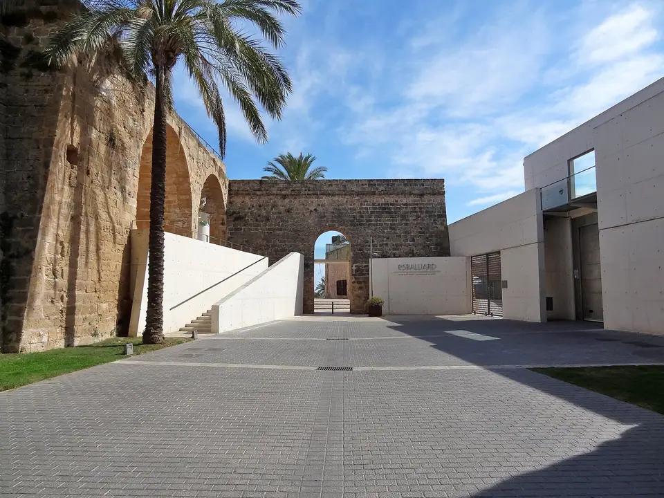 Photo : Olaf Tausch, CC BY 3.0, via Wikimedia Commons L'entrée d'Es Baluard entre les remparts de Palma