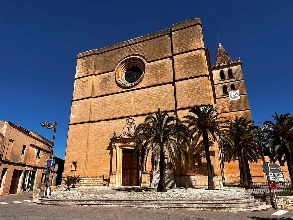 Photo : Plomaesmolada, CC0, via Wikimedia Commons L'église paroissiale de Porreres sous un ciel bleu profond