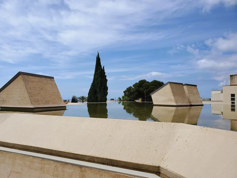 Photo : Bärwinkel,Klaus, CC BY 4.0, via Wikimedia Commons Le toit-bassin de la Fundació Pilar i Joan Miró à Palma