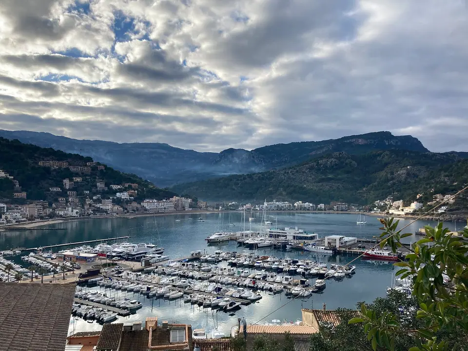 Photo : Christian Michelides, CC BY-SA 4.0, via Wikimedia Commons Le port de Sóller au pied de la Serra de Tramuntana