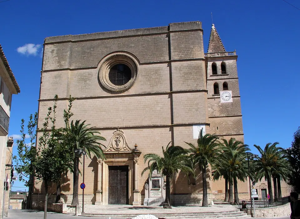 Photo : JYB Devot, CC BY-SA 4.0, via Wikimedia Commons Façade de l'église Nostra Senyora de la Consolació, au cœur de Porreres
